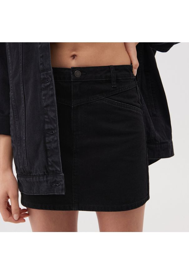 Sinsay - Jeansowa spódnica mini - Czarny. Kolor: czarny. Materiał: jeans