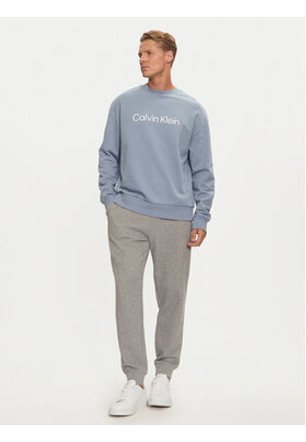 Calvin Klein Bluza Hero Logo K10K112956 Niebieski Comfort Fit. Kolor: niebieski. Materiał: bawełna