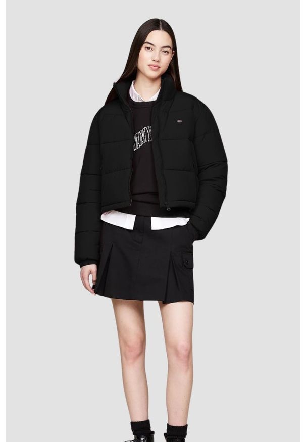 Tommy Jeans - TOMMY JEANS Czarna kurtka damska z drobnym logo. Okazja: na co dzień. Kolor: czarny. Materiał: poliester, syntetyk. Styl: elegancki, casual