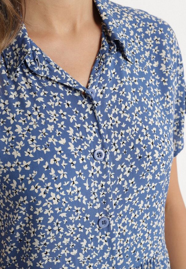 Born2be - Granatowa Bawełniana Sukienka Koszulowa w Kwiaty z Rozkloszowanym Dołem Jerilsa. Okazja: na co dzień. Typ kołnierza: kołnierzyk klasyczny. Kolor: niebieski. Materiał: bawełna. Długość rękawa: krótki rękaw. Wzór: kwiaty. Typ sukienki: koszulowe. Styl: klasyczny, casual, elegancki