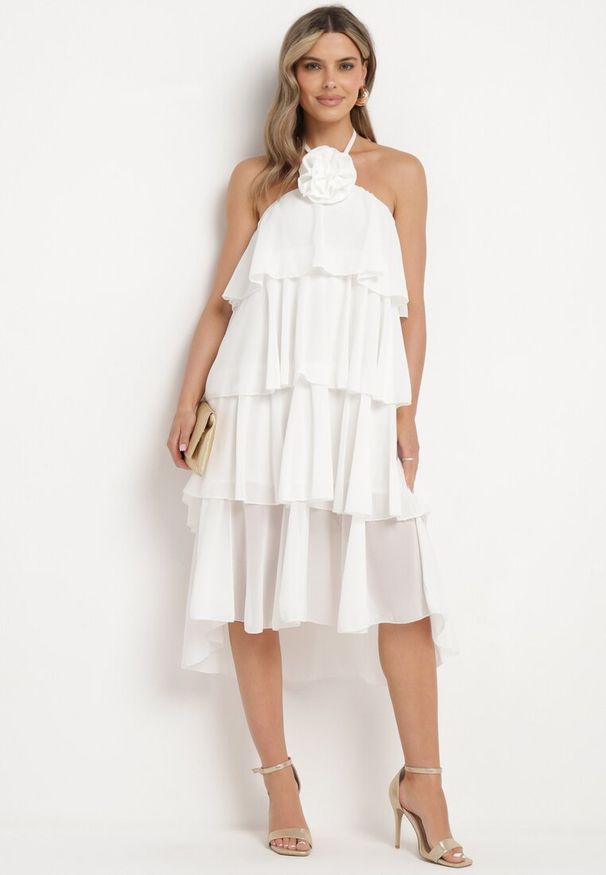 Born2be - Biała Sukienka z Falbanami Wiązana na Szyi z Broszką Kwiatem Tinallena. Okazja: na co dzień. Kolor: biały. Wzór: kwiaty. Styl: casual