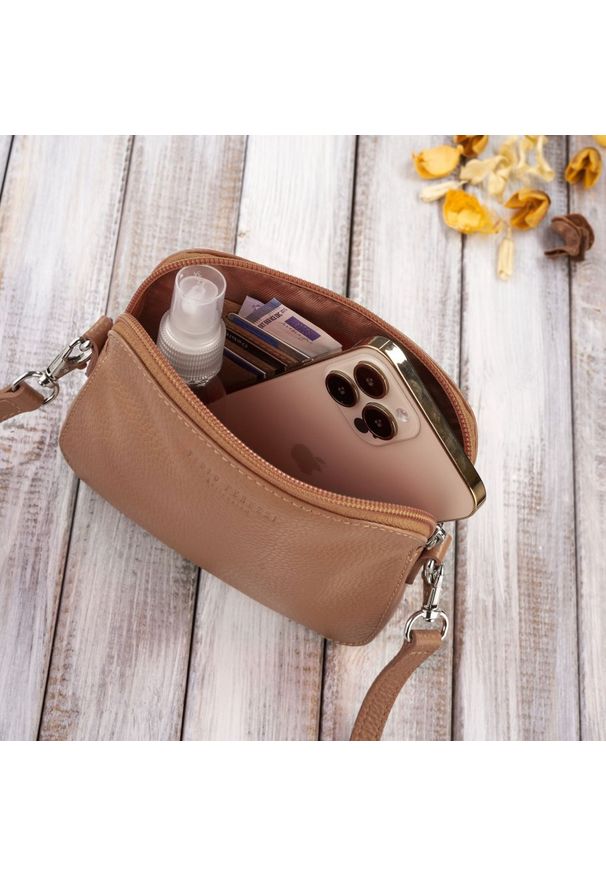 Listonoszka skórzana PAOLO PERUZZI IN-61-CG koniakowa. Sezon: zima, jesień, wiosna, lato. Materiał: skórzane. Rodzaj torebki: na ramię