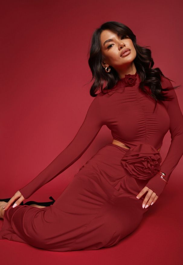 Renee - Bordowa Koktajlowa Sukienka z Wiskozą Ozdobiona Kwiatem 3D i Wycięciami Hannith. Okazja: na imprezę. Kolor: czerwony. Materiał: wiskoza. Wzór: aplikacja, kwiaty. Styl: wizytowy