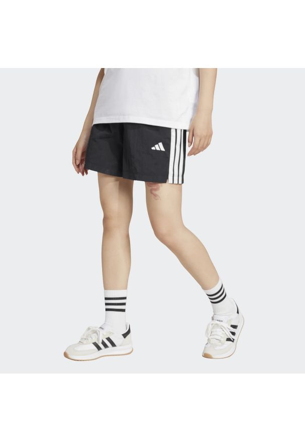 Adidas - Spodenki damskie ADIDAS szerokie. Kolor: czarny. Materiał: poliamid, materiał. Wzór: paski