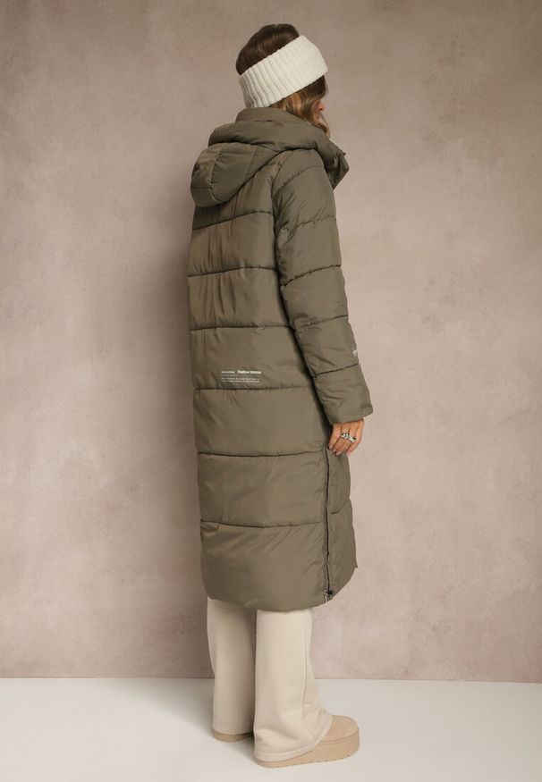 Renee - Ciemnozielona Pikowana Kurtka o Długim Kroju z Kapturem i Suwakami po Bokach Tevitte. Typ kołnierza: kaptur. Kolor: zielony. Materiał: dzianina, poliester, zamsz. Długość: długie