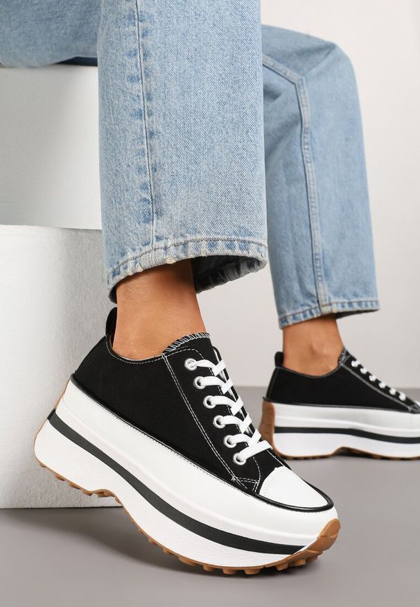 Renee - Czarne Trampki na Platformie pod Kostkę Faloniela. Okazja: na co dzień, na spacer. Zapięcie: sznurówki. Kolor: czarny. Materiał: jeans. Obcas: na platformie. Styl: elegancki, casual