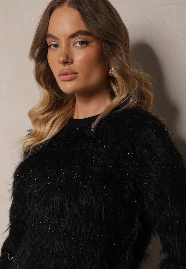 Renee - Czarny Sweter z Wełną Ozdobiony Ściągaczami i Długim Włosiem Sialora. Okazja: do pracy, na spotkanie biznesowe, na spacer. Kolor: czarny. Materiał: wełna. Długość: długie. Wzór: aplikacja. Sezon: jesień. Styl: klasyczny, biznesowy