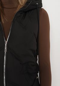 Born2be - Czarna Casualowa Kamizelka z Kapturem i Pikowanymi Przeszyciami Caletta. Okazja: na co dzień. Typ kołnierza: kaptur. Kolor: czarny. Materiał: jeans. Styl: casual #3