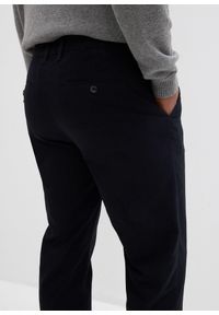 bonprix - Spodnie chino Regular Fit Straight, z czystej bawełny. Kolor: czarny. Materiał: bawełna. Wzór: gładki. Styl: klasyczny #2
