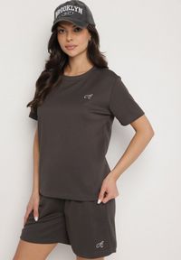 Born2be - Ciemnoszary T-shirt z Małym Haftem Natavira. Okazja: na co dzień. Kolor: szary. Materiał: jeans. Wzór: haft. Styl: klasyczny, elegancki, casual #6