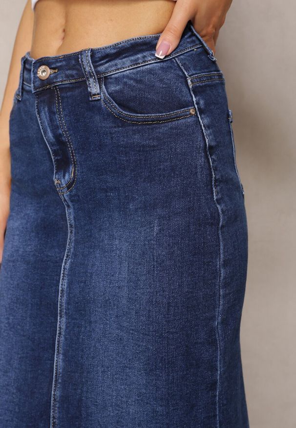Renee - Granatowa Spódnica Jeansowa Midi z Wystrzępionym Rozcięciem Catreena. Kolor: niebieski. Materiał: jeans