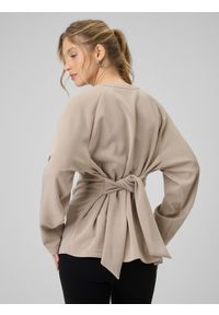 4f - 4F Bluza regular z wiązaniem i modalem damska - beżowa M. Okazja: na co dzień, do domu. Kolor: beżowy. Materiał: materiał, dzianina. Długość rękawa: raglanowy rękaw. Wzór: gładki. Styl: casual #1