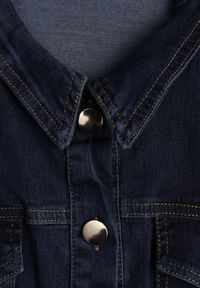 Renee - Granatowa Taliowana Sukienka Jeansowa o Koszulowym Fasonie Nezavia. Kolor: niebieski. Materiał: jeans. Typ sukienki: koszulowe. Styl: elegancki. Długość: midi #7