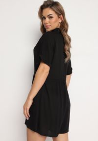 Born2be - Czarny Wiskozowy Kombinezon z Koszulową Górą Zapinany na Guziki z Krótkimi Spodniami Vikota. Kolor: czarny. Materiał: wiskoza. Długość rękawa: krótki rękaw. Długość: krótkie. Sezon: wiosna, lato #3