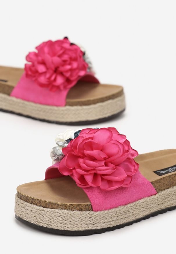 Renee - Fuksjowe Klapki Ozdobione Kwiatami na Platformie z Jutową Plecionką Edera. Kolor: różowy. Wzór: kwiaty, aplikacja. Obcas: na platformie. Styl: boho