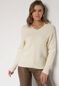 Born2be - Jasnobeżowy Sweter z Domieszką Kaszmiru z Dekoltem w Serek Feralaine. Okazja: na co dzień, na spotkanie biznesowe. Typ kołnierza: dekolt w serek. Kolor: beżowy. Materiał: kaszmir. Styl: biznesowy, klasyczny, casual, elegancki #6