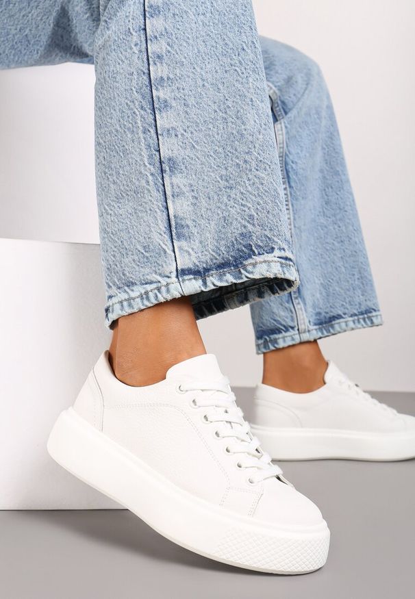Born2be - Białe Klasyczne Sznurowane Sneakersy na Grubej Podeszwie Teralla. Okazja: na co dzień. Zapięcie: sznurówki. Kolor: biały. Materiał: jeans, satyna