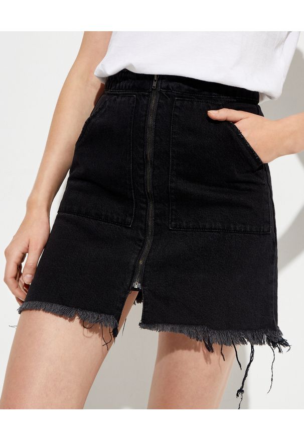 ONETEASPOON - Czarna jeansowa spódnica Vixen. Stan: podwyższony. Kolor: czarny. Materiał: jeans. Wzór: aplikacja. Styl: rockowy, glamour