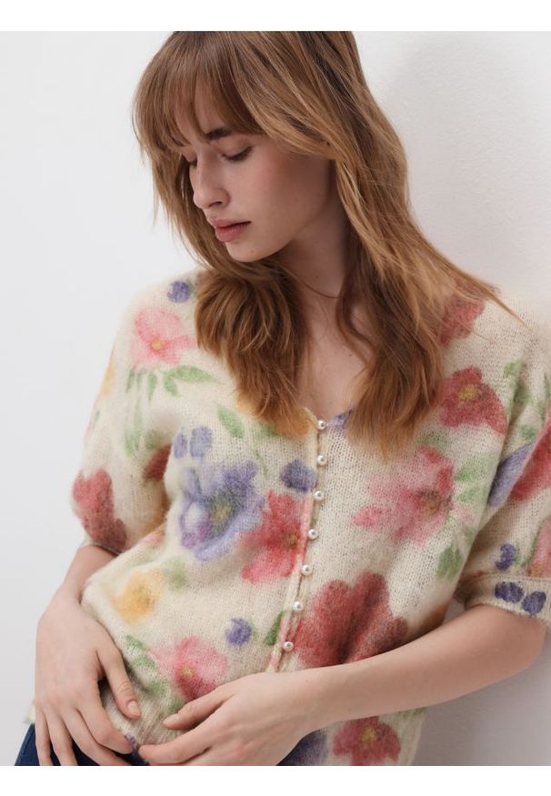 Reserved - Sweter z ozdobnymi guzikami - wielobarwny. Materiał: dzianina