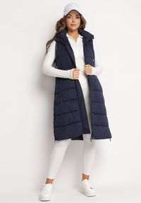 Born2be - Granatowa Długa Kamizelka Bezrękawnik z Klasycznym Pikowaniem i Kapturem Shin. Typ kołnierza: golf. Kolor: niebieski. Materiał: dzianina, jeans. Długość rękawa: bez rękawów. Długość: długie. Styl: klasyczny #3