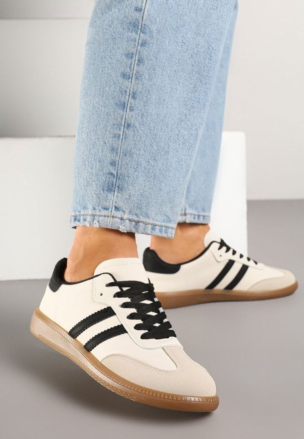 Renee - Beżowo-Czarne Casualowe Sneakersy na Płaskiej Podeszwie z Paskami Jereria. Okazja: na co dzień. Zapięcie: pasek. Kolor: beżowy. Materiał: jeans. Obcas: na płaskiej podeszwie