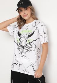 Born2be - Biała Bawełniana Koszulka w Rockowym Stylu z Nadrukiem Meprisa. Okazja: na co dzień. Kolor: biały. Materiał: bawełna. Wzór: nadruk. Styl: rockowy