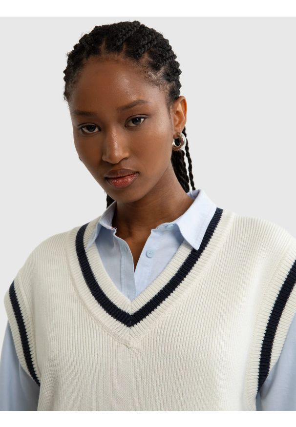 Big-Star - Sweter kamizelka damska biała Veistona 100. Okazja: na co dzień. Kolor: biały. Materiał: wełna, jeans, dresówka. Wzór: aplikacja. Sezon: lato. Styl: klasyczny, casual
