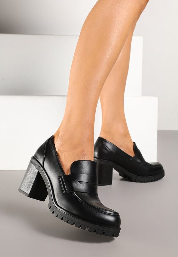 Renee - Czarne Półbuty w Stylu Loafersów na Słupku Seltewi. Okazja: na co dzień. Kolor: czarny. Materiał: jeans. Obcas: na słupku. Styl: klasyczny, casual
