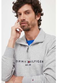 TOMMY HILFIGER - Tommy Hilfiger bluza męska kolor szary z nadrukiem. Kolor: szary. Materiał: bawełna. Długość: krótkie. Wzór: nadruk #4