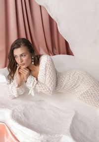 Renee - Beżowa Wieczorowa Sukienka z Koronki Zdobiona Falbanami Lunetra. Typ kołnierza: dekolt w kształcie V. Kolor: beżowy. Materiał: koronka. Wzór: aplikacja, koronka. Styl: wizytowy #5