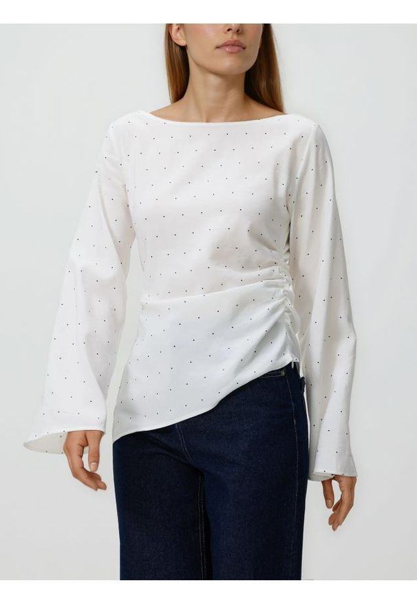 Reserved - Bluzka z asymetrycznym dołem - złamana biel. Materiał: tkanina, wiskoza