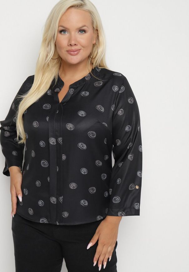 Born2be - Czarna Bluzka z Bawełną i Regulowanymi Rękawami i Abstrakcyjnym Wzorem Meralin. Okazja: na co dzień. Kolor: czarny. Materiał: bawełna. Styl: casual