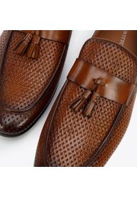 Wittchen - Męskie mokasyny skórzane z plecionką i chwostami brązowe. Kolor: brązowy. Materiał: skóra. Wzór: aplikacja. Sezon: lato. Obcas: na obcasie. Styl: elegancki. Wysokość obcasa: średni #9