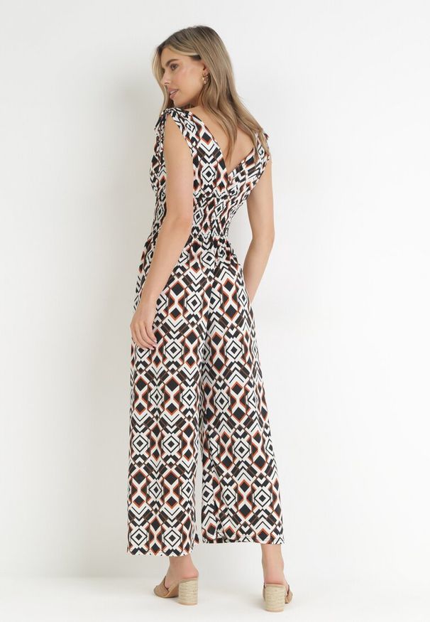 Born2be - Brązowy Wzorzysty Kombinezon z Kopertowym Dekoltem i Gumką w Pasie z Wiskozy Kathla. Kolor: brązowy. Materiał: wiskoza. Długość rękawa: bez rękawów. Długość: długie. Sezon: wiosna, lato