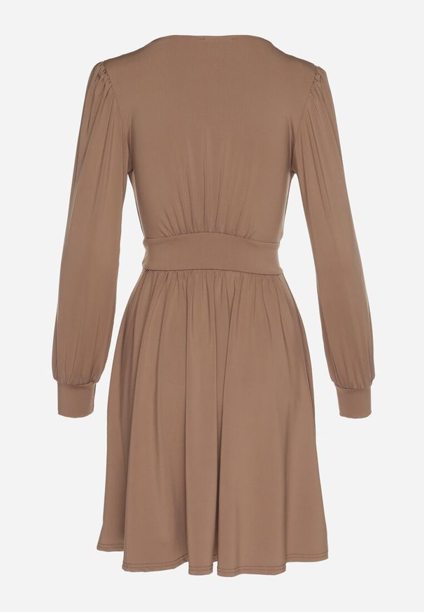 Born2be - Brązowa Sukienka Kopertowa Taliowana Maecenus. Okazja: na co dzień. Typ kołnierza: dekolt w serek. Kolor: brązowy. Materiał: wiskoza. Typ sukienki: kopertowe. Styl: casual, elegancki