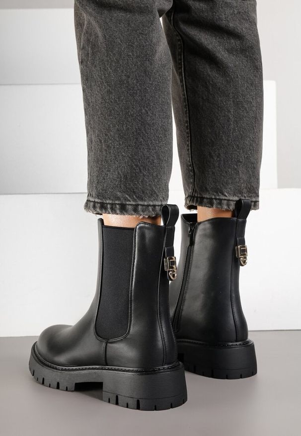 Renee - Czarne Botki Typu Sztyblety Zdobione Aplikacją Naladeia. Okazja: na co dzień. Kolor: czarny. Materiał: skóra, jeans. Wzór: aplikacja. Styl: casual