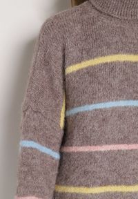 Born2be - Beżowy Golf z Wełną Ozdobiony Paskami Reisorria. Okazja: na spacer, na co dzień. Typ kołnierza: golf. Kolor: beżowy. Materiał: wełna. Wzór: aplikacja. Styl: casual #3