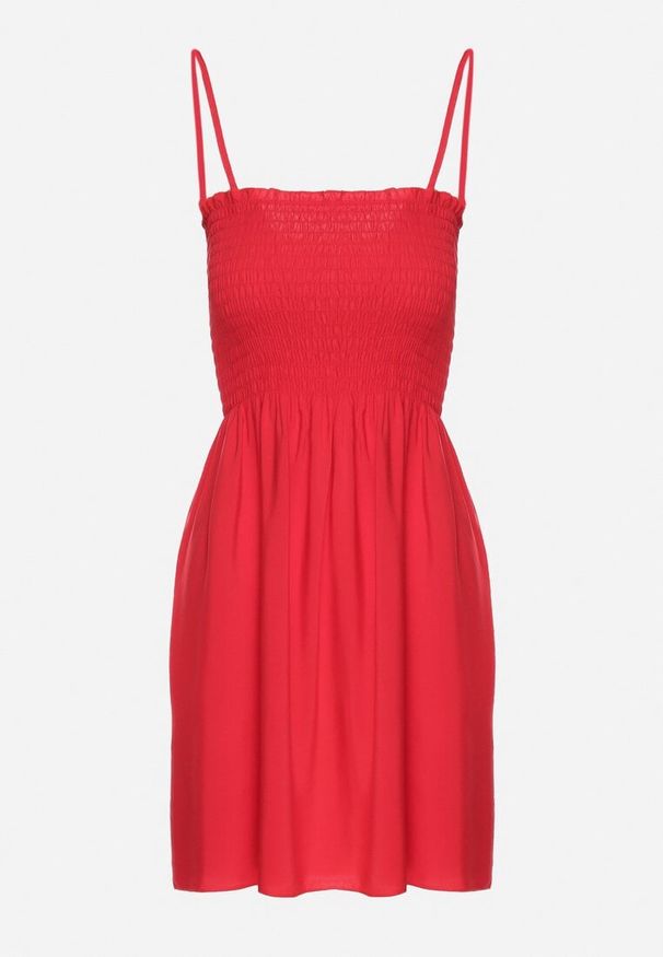 Born2be - Czerwona Sukienka na Ramiączkach z Marszczonym Dekoltem Krisele. Okazja: na randkę, na spacer, na co dzień. Kolor: czerwony. Materiał: bawełna, materiał. Długość rękawa: na ramiączkach. Sezon: lato. Typ sukienki: proste. Styl: casual