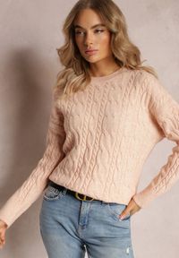Renee - Jasnopomarańczowy Sweter z Okrągłym Dekoltem i Splotem w Warkocze Dawnitta. Kolor: pomarańczowy. Materiał: dzianina, tkanina. Długość rękawa: długi rękaw. Długość: długie. Wzór: ze splotem. Styl: klasyczny