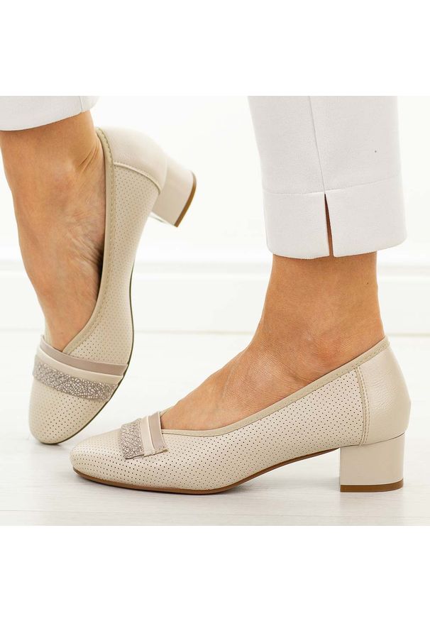 POTOCKI - Beżowe czółenka damskie na obcasie Potocki 12792. Okazja: na co dzień, do pracy. Nosek buta: okrągły. Kolor: beżowy. Szerokość cholewki: normalna. Wzór: ażurowy. Materiał: skóra. Sezon: wiosna, jesień, lato. Obcas: na obcasie. Styl: casual, elegancki, klasyczny. Wysokość obcasa: średni