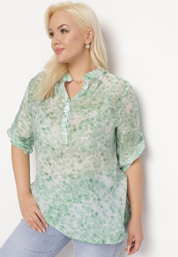 Born2be - Jasnozielona Transparentna Bluzka z Rękawami 3/4 i Rozszerzanym Dołem Jenniffi. Kolekcja: plus size. Kolor: zielony. Sezon: lato, wiosna