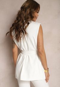 Renee - Biała Elegancka Kamizelka Stylizowana na Wiązaną Marynarkę Bez Rękawów Qirama. Okazja: na co dzień. Kolor: biały. Długość rękawa: bez rękawów. Sezon: lato, wiosna. Styl: elegancki