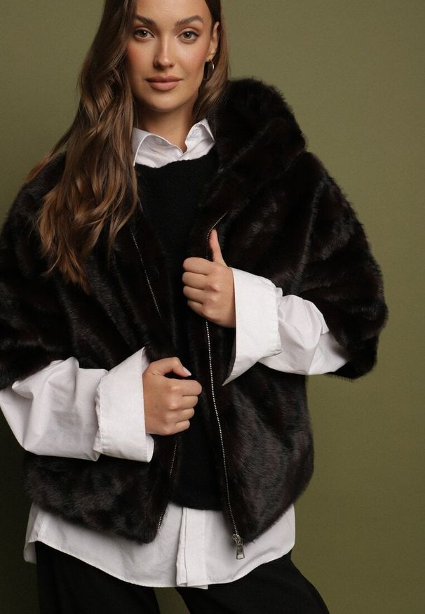 Born2be - Czarna Kurtka Futerko Oversize z Kapturem i Rękawami 3/4 Idanne. Okazja: na co dzień. Typ kołnierza: kaptur. Kolor: czarny. Materiał: futro. Styl: elegancki, klasyczny, casual