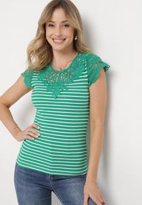 Born2be - Zielony Bawełniany T-shirt z Prążkowanego Materiału z Koronkowym Dekoltem i Rękawkami Hyacintia. Kolor: zielony. Materiał: materiał, bawełna, prążkowany, koronka. Długość rękawa: krótki rękaw. Sezon: lato #4