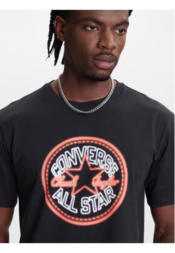 Converse T-Shirt Neon Sign All Star Patch 10027722-A01 Czarny Regular Fit. Kolor: czarny. Materiał: bawełna