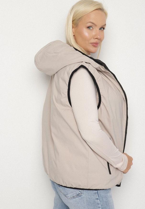 Born2be - Jasnobeżowa Dwustronna Kamizelka z Kapturem Zdobiona Pikowanymi Przeszyciami Tuliona. Okazja: na spacer. Typ kołnierza: kaptur. Kolekcja: plus size. Kolor: beżowy. Materiał: jeans. Wzór: aplikacja. Styl: elegancki