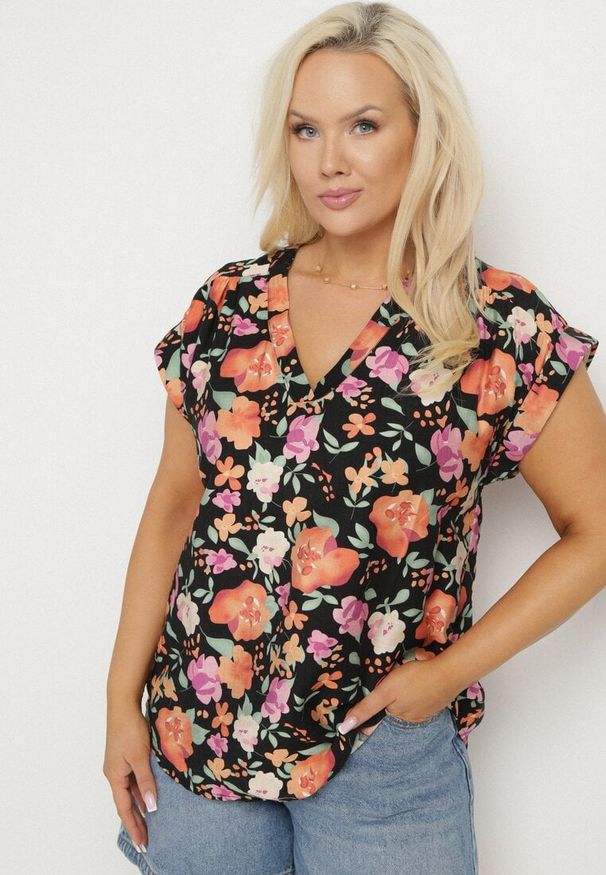 Born2be - Czarna Bluzka w Kwiaty z Dekoltem V z Wiskozą Odalisa. Okazja: na co dzień. Kolekcja: plus size. Kolor: czarny. Materiał: wiskoza. Wzór: kwiaty. Sezon: lato, wiosna. Styl: elegancki, casual