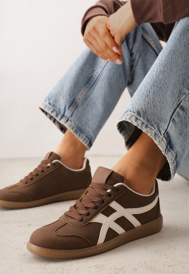 Renee - Brązowe Sneakersy w Stylu Tenisówek Ozdobione Geometrycznymi Paskami Zitora. Okazja: na co dzień. Zapięcie: pasek. Kolor: brązowy. Wzór: geometria, aplikacja