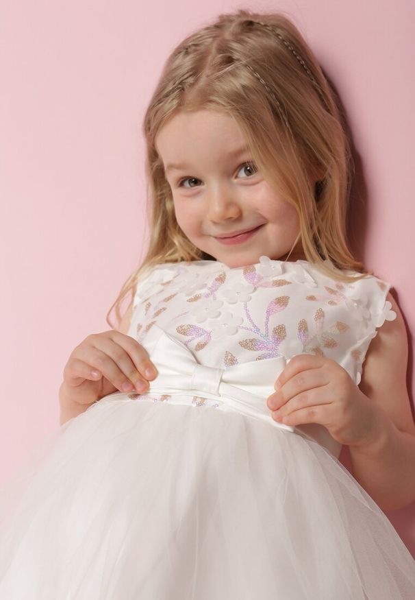 Born2be - Biała Rozkloszowana Sukienka Tiulowa z Ozdobną Kokardą i Cekinami Repita. Typ kołnierza: kokarda. Kolor: biały. Materiał: tiul. Wzór: aplikacja