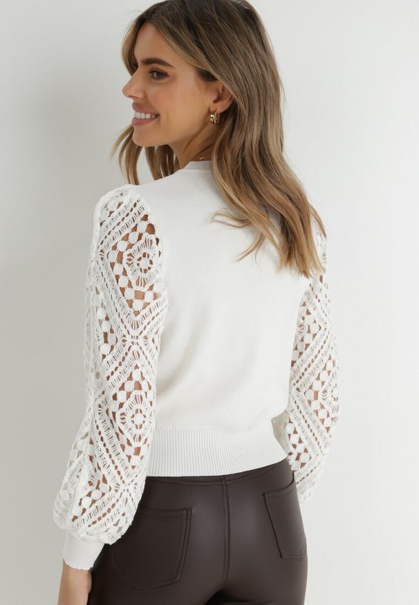 Born2be - Biały Sweter Szydełkowy Karolina. Kolor: biały. Materiał: dzianina, prążkowany. Wzór: ażurowy. Styl: elegancki